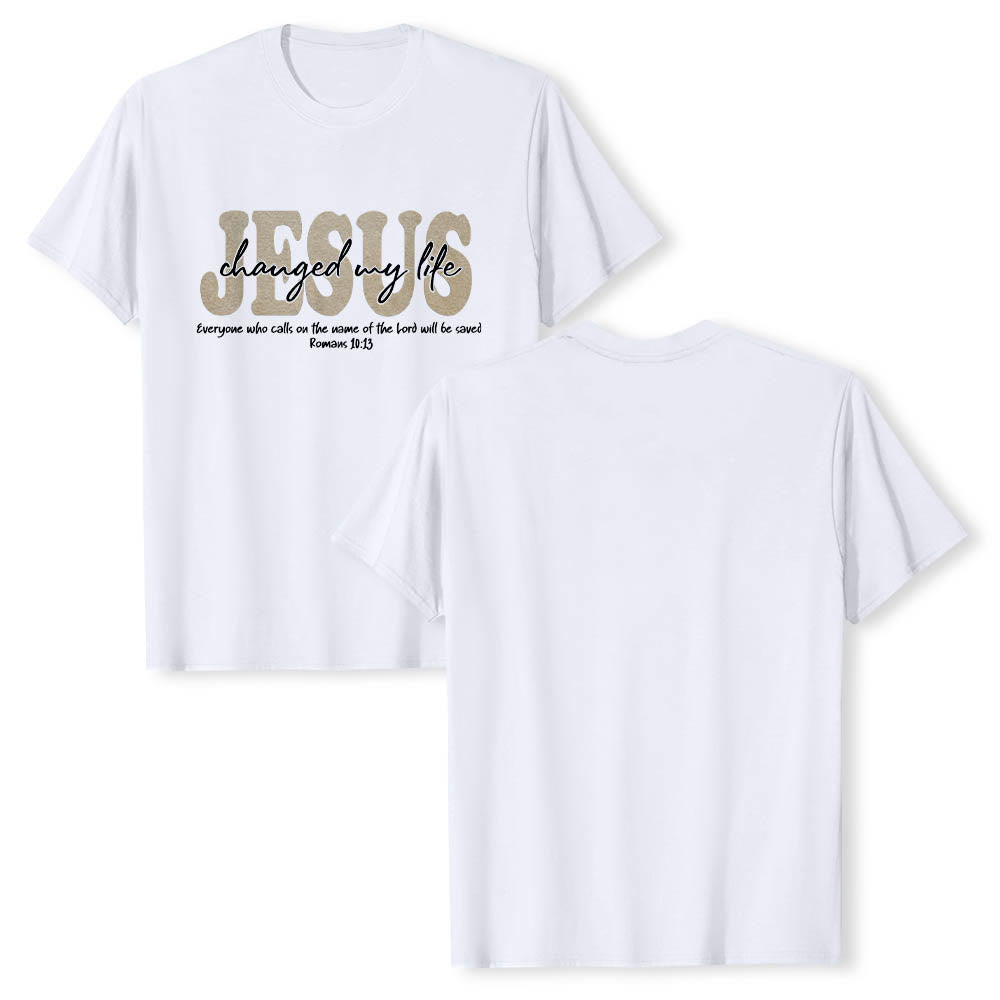 Christianartworkshop T-shirt premium à manches courtes avec inscription cursive « Jésus a changé ma vie » (Romains 10:13), triple couche de texte. - image 1