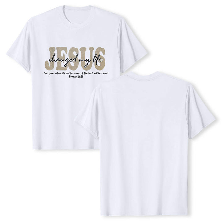 Christianartworkshop T-shirt premium à manches courtes avec inscription cursive « Jésus a changé ma vie » (Romains 10:13), triple couche de texte. - image 1
