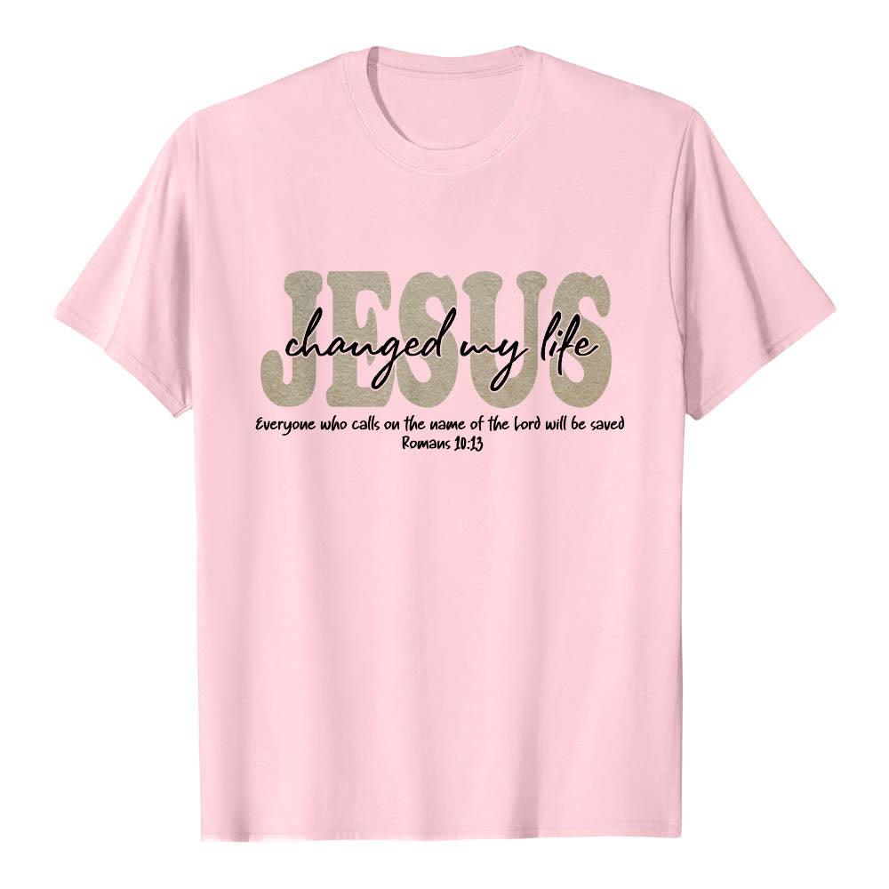 Christianartworkshop T-shirt premium à manches courtes avec inscription cursive « Jésus a changé ma vie » (Romains 10:13), triple couche de texte. - Rose - 2XL - image 24