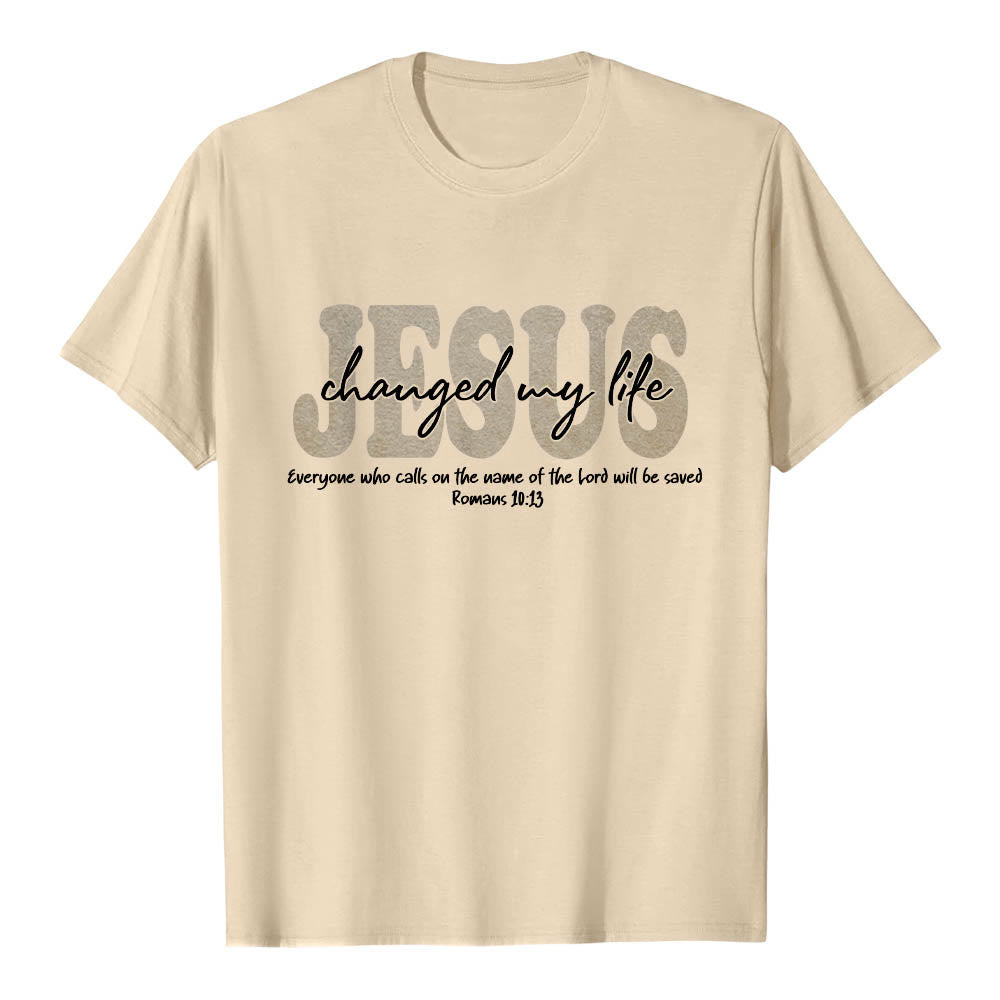 Christianartworkshop T-shirt premium à manches courtes avec inscription cursive « Jésus a changé ma vie » (Romains 10:13), triple couche de texte. - image 19