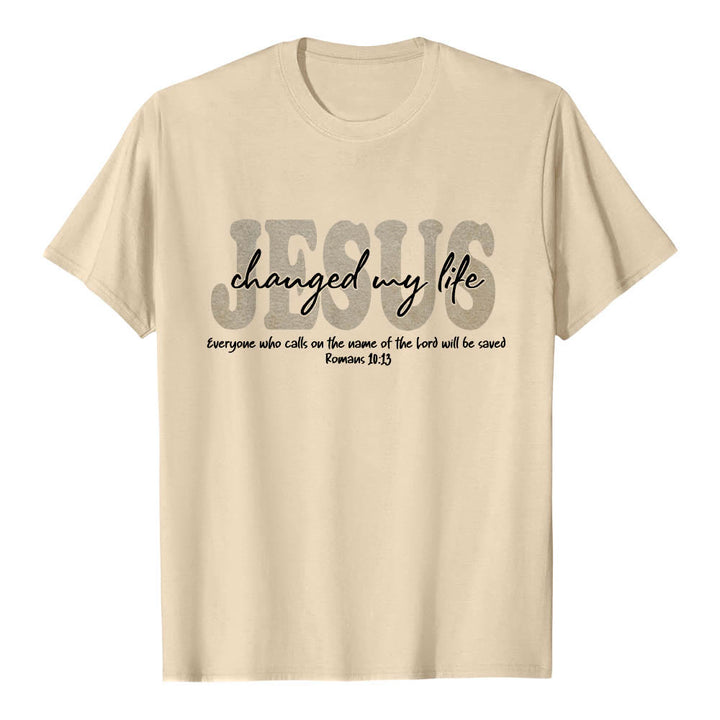 Christianartworkshop T-shirt premium à manches courtes avec inscription cursive « Jésus a changé ma vie » (Romains 10:13), triple couche de texte. - image 19