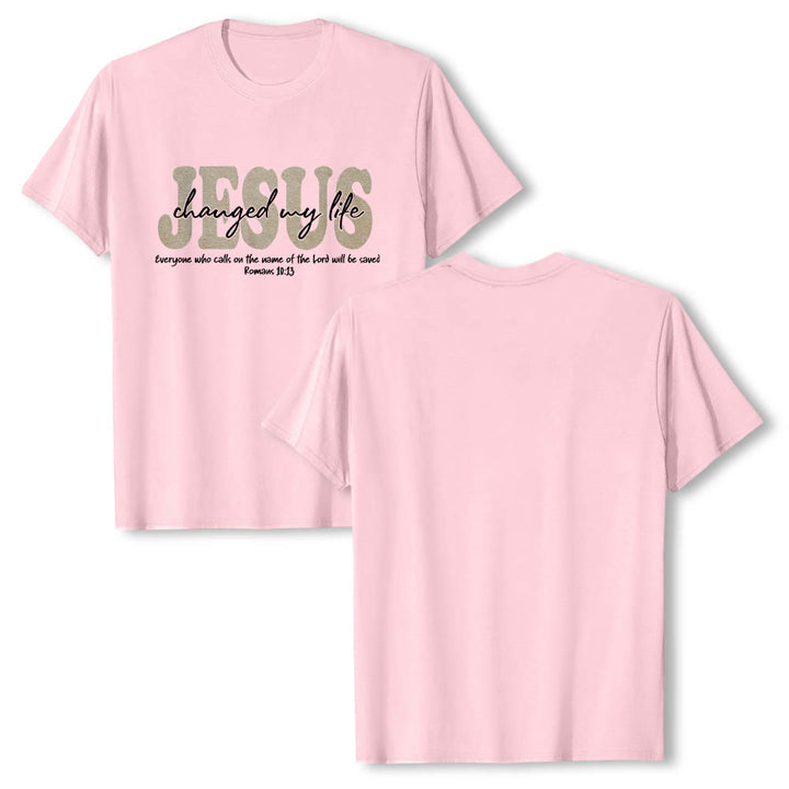 Christianartworkshop T-shirt premium à manches courtes avec inscription cursive « Jésus a changé ma vie » (Romains 10:13), triple couche de texte. - image 25