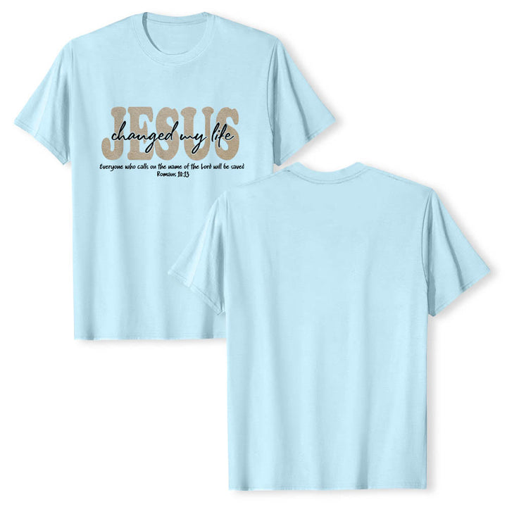 Christianartworkshop T-shirt premium à manches courtes avec inscription cursive « Jésus a changé ma vie » (Romains 10:13), triple couche de texte. - image 10