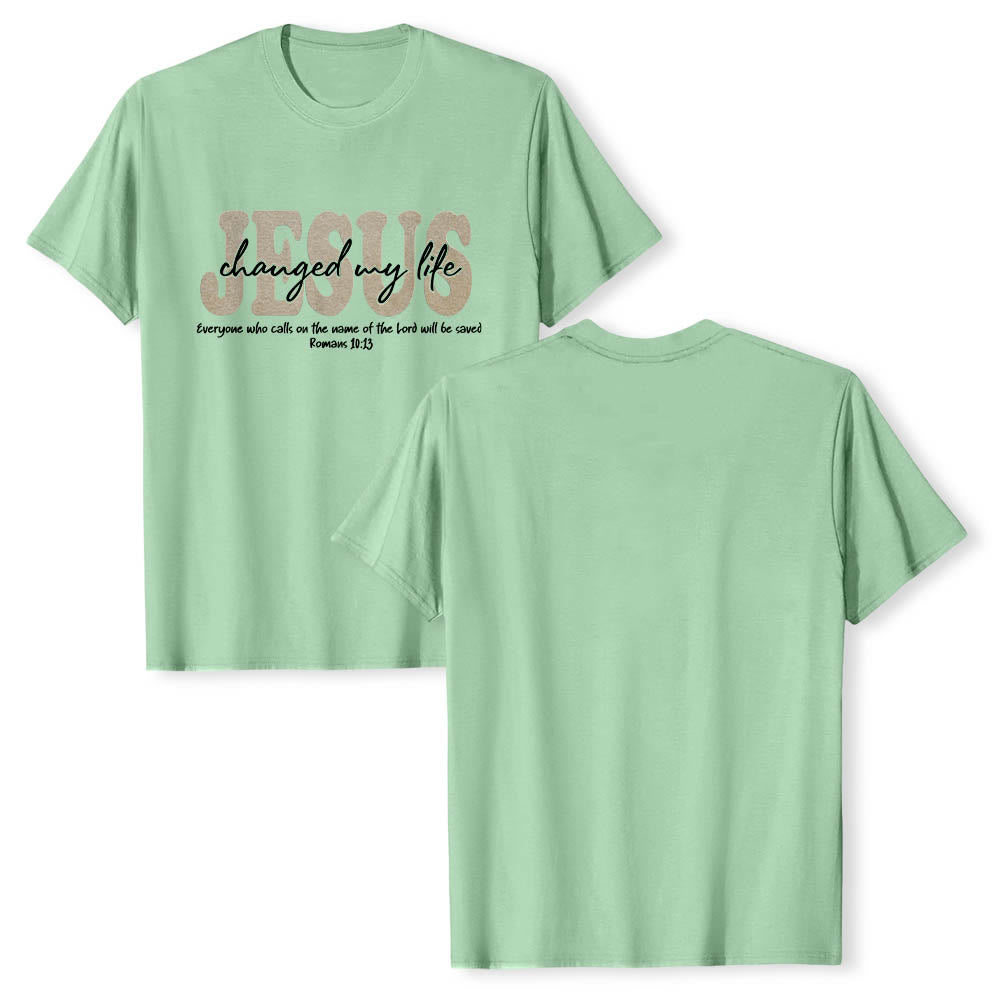 Christianartworkshop T-shirt premium à manches courtes avec inscription cursive « Jésus a changé ma vie » (Romains 10:13), triple couche de texte. - image 22
