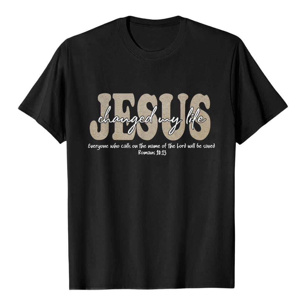 Christianartworkshop T-shirt premium à manches courtes avec inscription cursive « Jésus a changé ma vie » (Romains 10:13), triple couche de texte. - Noir - 2XL - image 3