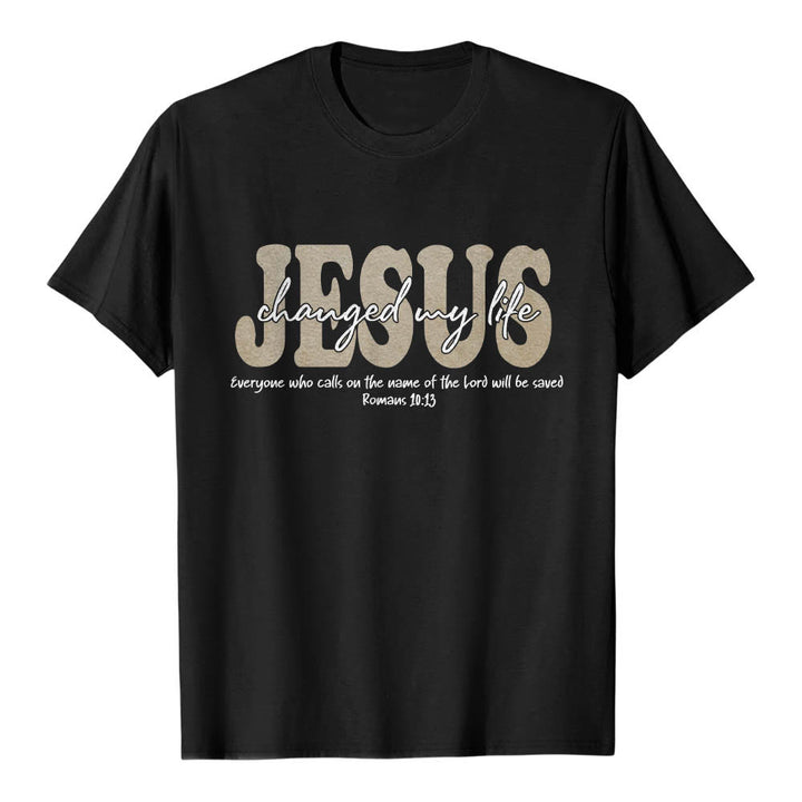 Christianartworkshop T-shirt premium à manches courtes avec inscription cursive « Jésus a changé ma vie » (Romains 10:13), triple couche de texte. - Noir - 2XL - image 3
