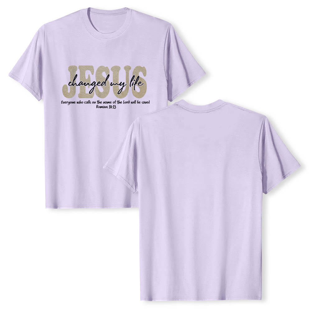 Christianartworkshop T-shirt premium à manches courtes avec inscription cursive « Jésus a changé ma vie » (Romains 10:13), triple couche de texte. - image 13