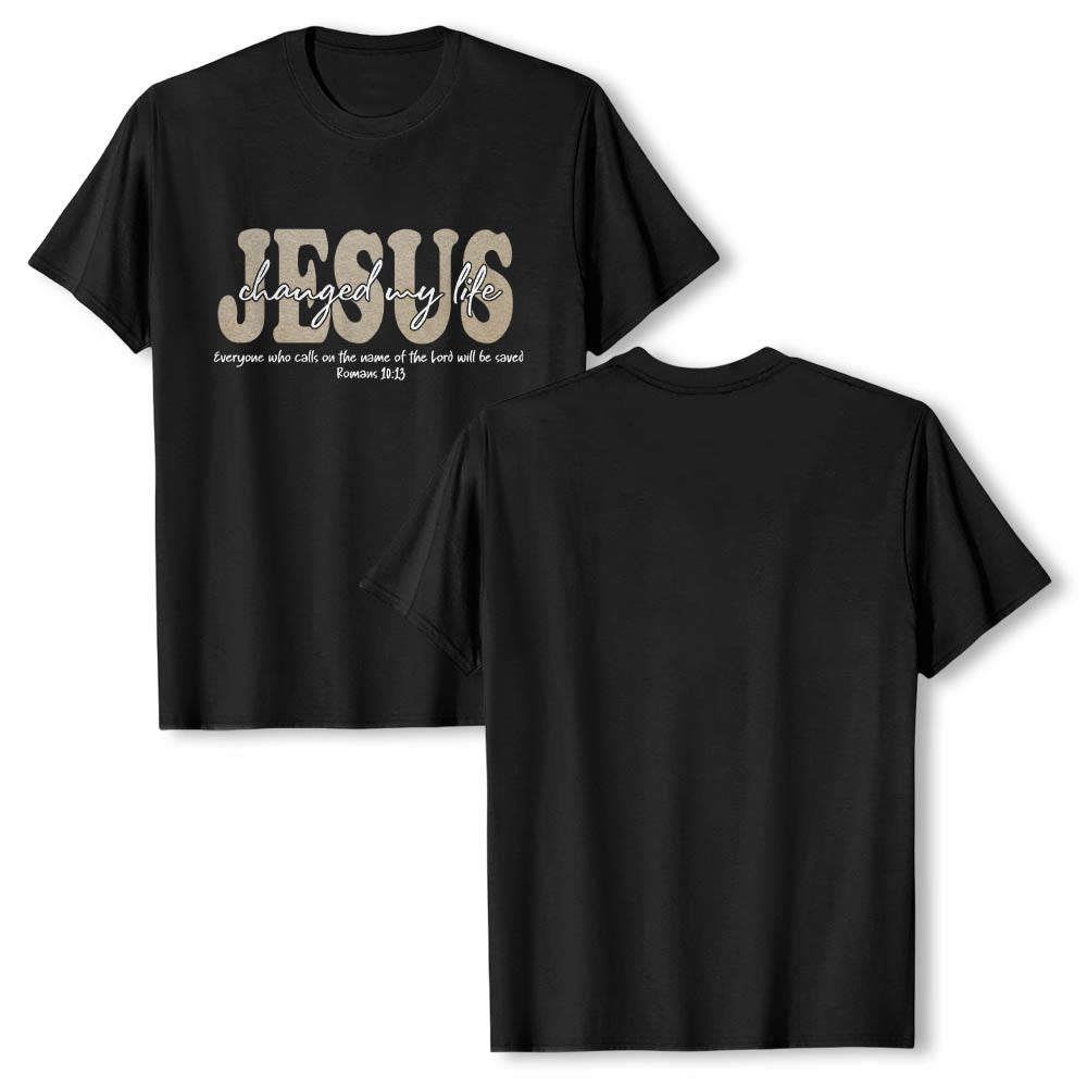 Christianartworkshop T-shirt premium à manches courtes avec inscription cursive « Jésus a changé ma vie » (Romains 10:13), triple couche de texte. - image 4