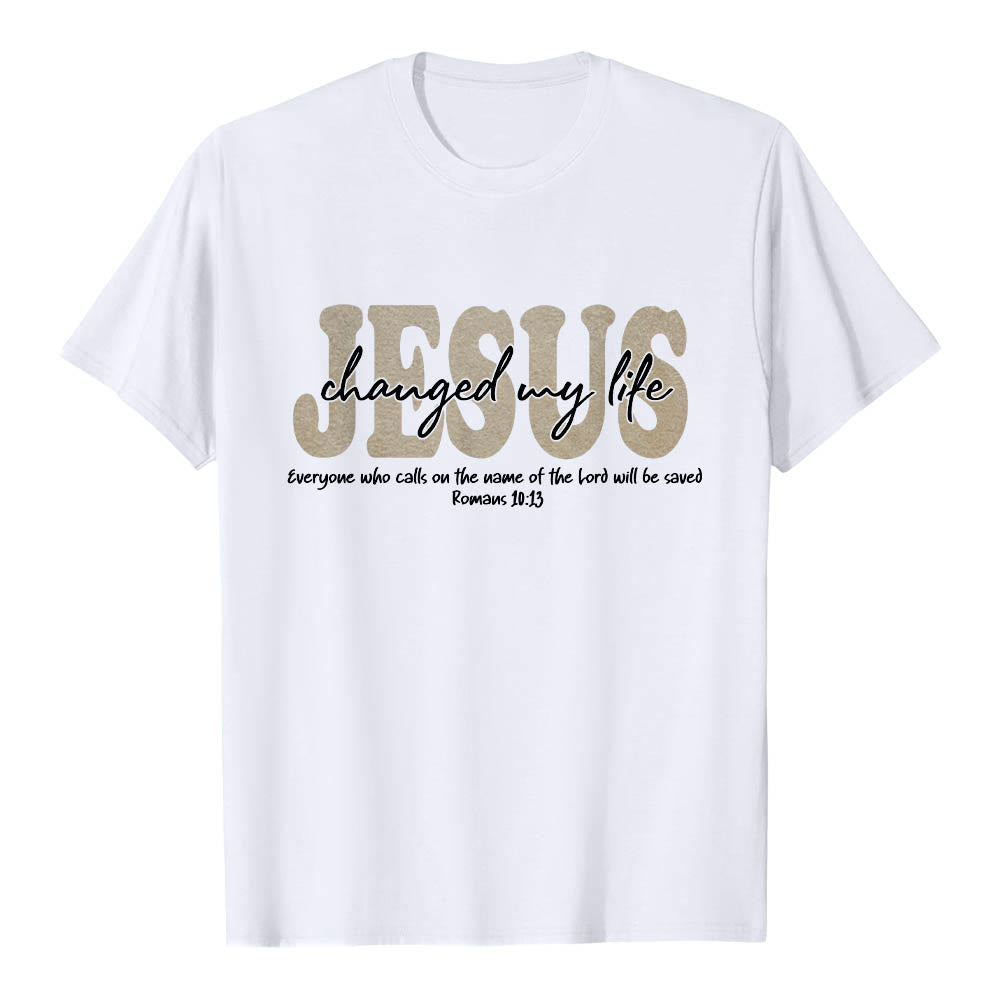 Christianartworkshop T-shirt premium à manches courtes avec inscription cursive « Jésus a changé ma vie » (Romains 10:13), triple couche de texte. - Blanc - 2XL - image 0