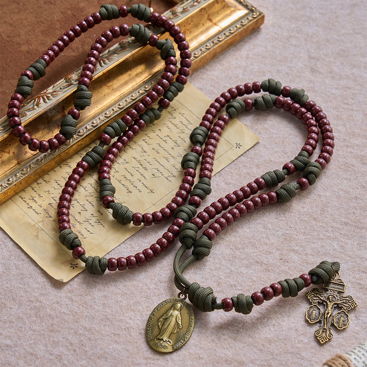 Christianartworkshop Chapelet crucifix à trois panneaux avec perle cylindrique marron et paracorde marron à 15 dizaines - image 3