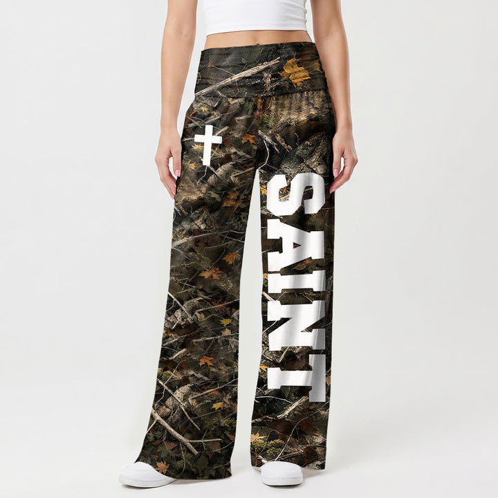 Christianartworkshop Pantalon universitaire imprimé intégral vertical avec la lettre SAINT et une croix blanche, taille haute et jambes larges. - image 1
