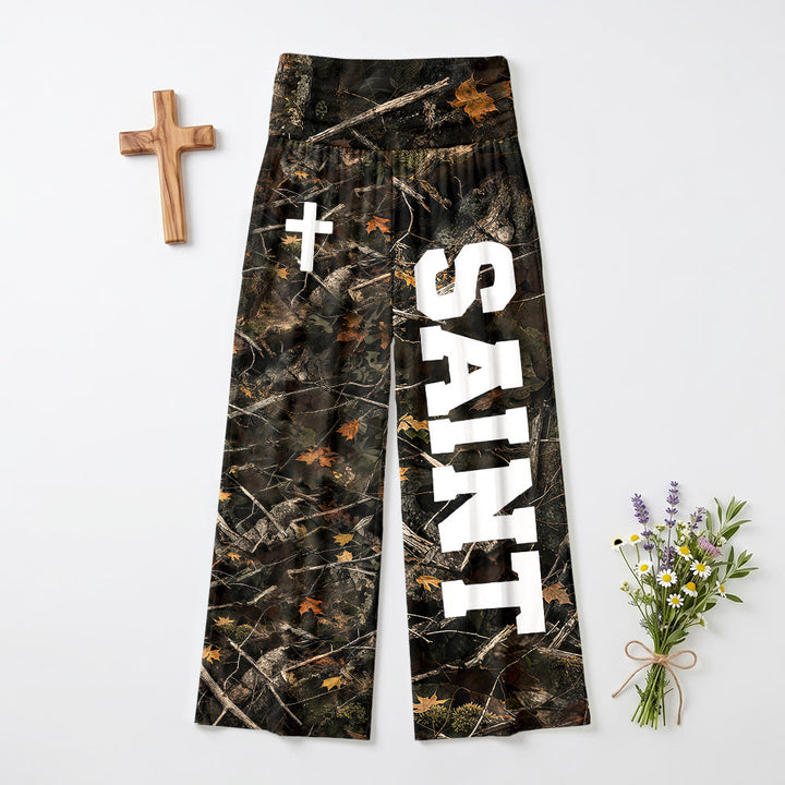 Christianartworkshop Pantalon universitaire imprimé intégral vertical avec la lettre SAINT et une croix blanche, taille haute et jambes larges. - Camouflage - US22, UK/AU26, EU54 (6XL) - image 0