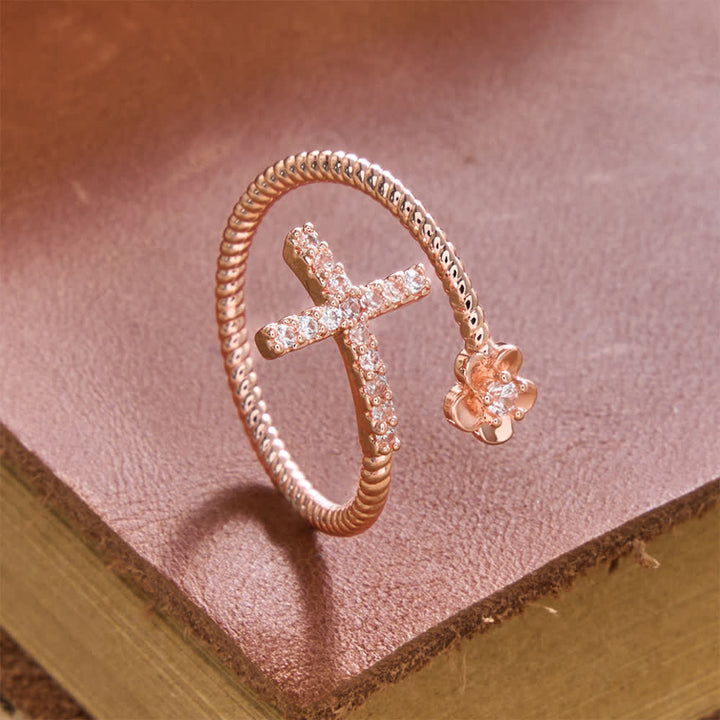Bague ouverte Christianartworkshop ornée d'une croix pavée de zircon et d'une fleur en zircon : un symbole de grâce tendre et de foi sacrée inébranlable. - image 3