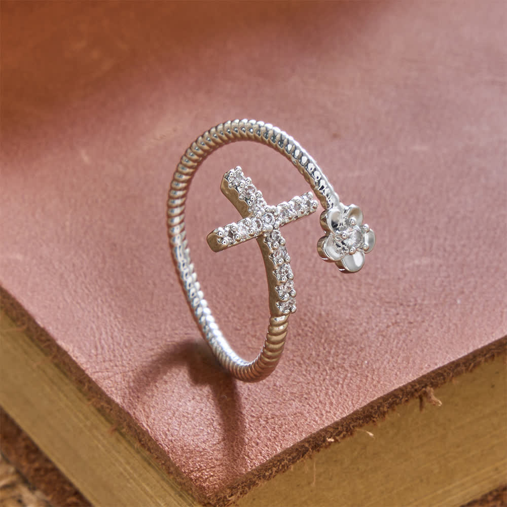 Bague ouverte Christianartworkshop ornée d'une croix pavée de zircon et d'une fleur en zircon : un symbole de grâce tendre et de foi sacrée inébranlable. - Argent (Convient aux US 5 à 9) - image 5