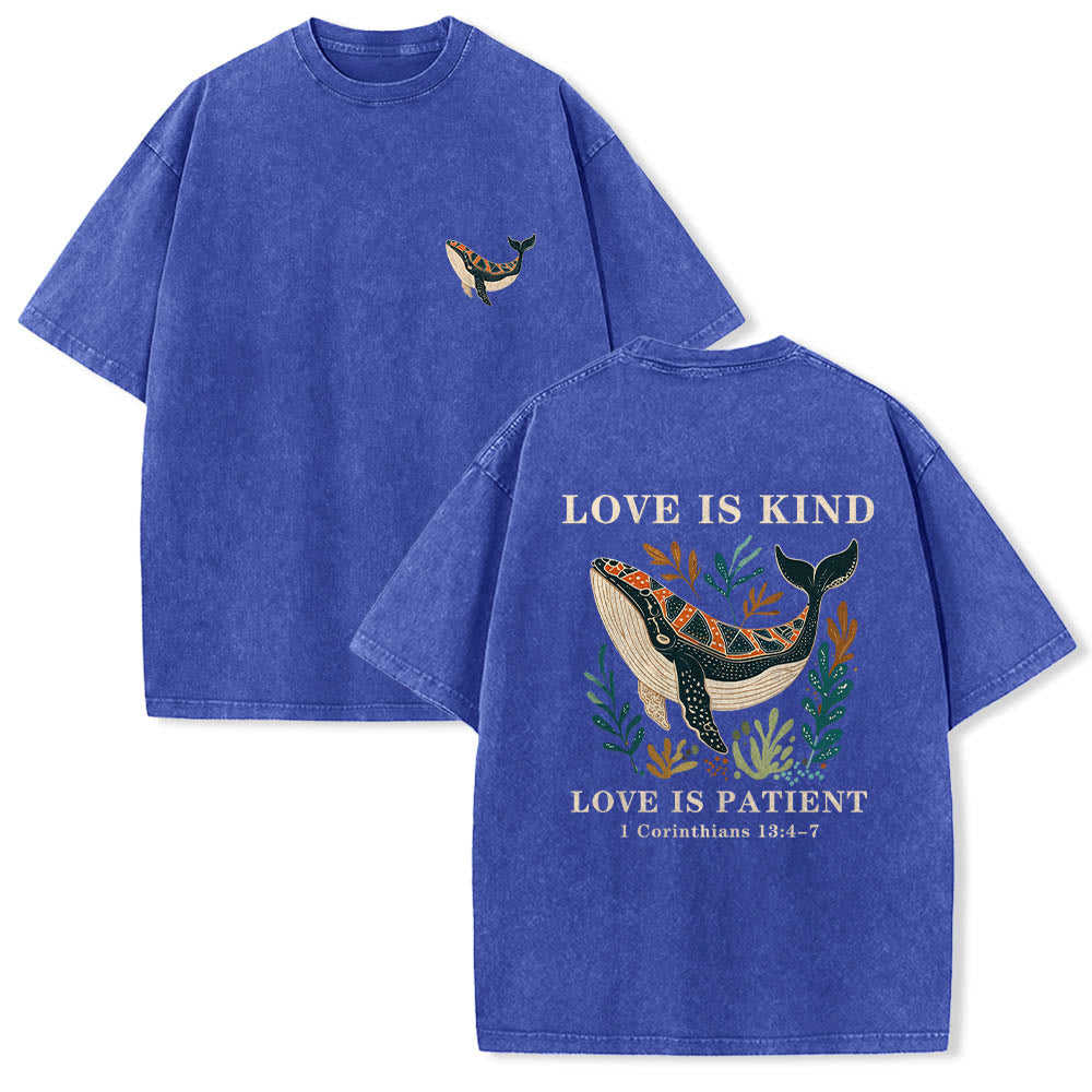 Christianartworkshop L'amour est bienveillant, l'amour est patient. T-shirt vintage délavé avec motif aquarelle baleine et algues, imprimé double couche et verset biblique. - Bleu - 5XL - image 0