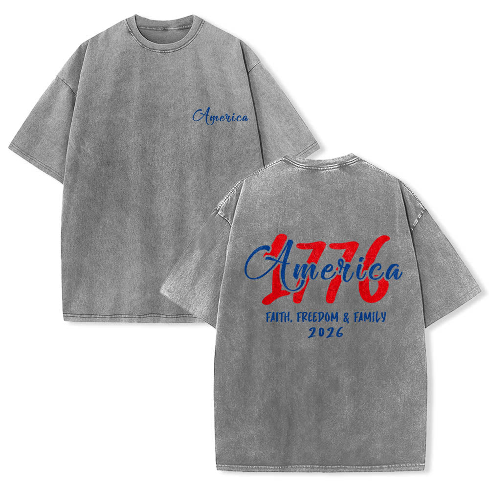 Christianartworkshop T-shirt vintage délavé, imprimé en caractères cursifs contrastés rouge et bleu, motif « Foi, Liberté et Famille », 1776, Amérique. - Gris - 5XL - image 0