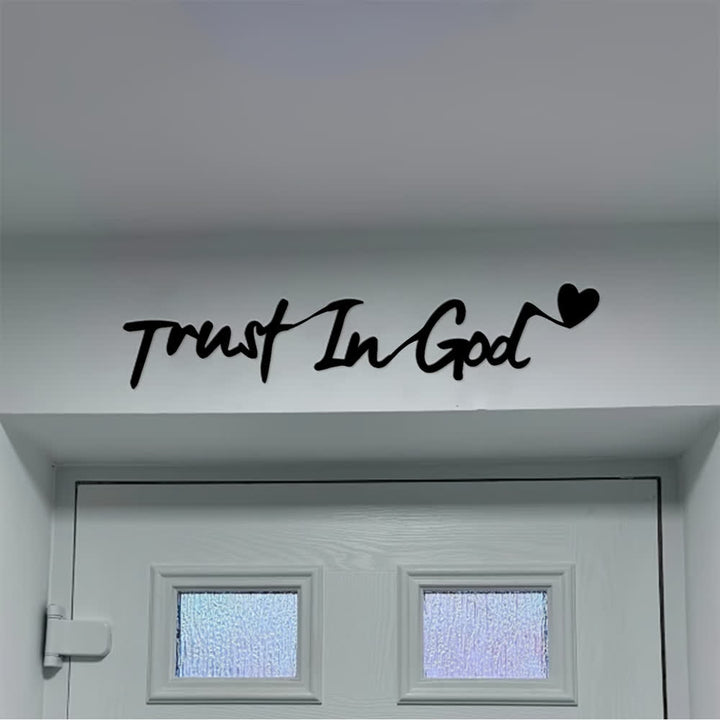 Décoration murale en métal Christianartworkshop , cœur accentué avec inscription cursive « Confiance en Dieu » : emblème de confiance inébranlable - image 0