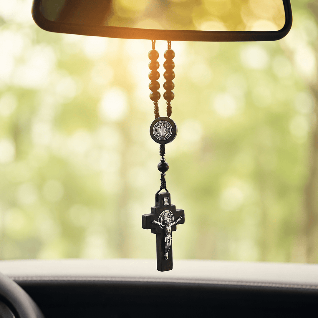 Christianartworkshop Chapelet de voiture à perles rondes, crucifix, médaille en relief de Notre-Dame : un rappel de la miséricordieuse protection divine lors de chaque voyage. - Crucifix et saint Benoît - image 0