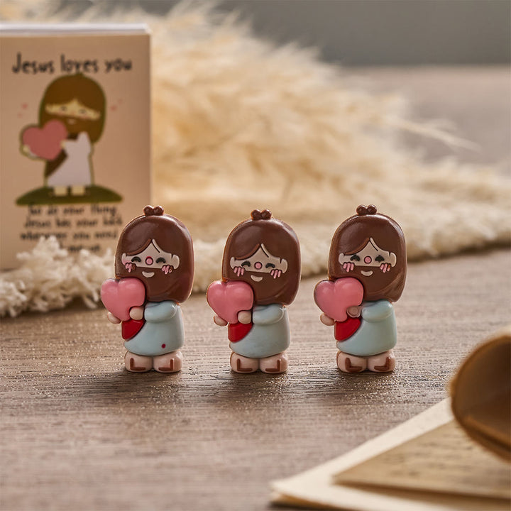 Christianartworkshop Coffret cadeau de 3 figurines miniatures de Jésus tenant un cœur Om, avec carte biblique « Jésus t’aime » et symbole de joie et de foi divines : un cadeau dévotionnel. - Ensemble de 3 - image 0