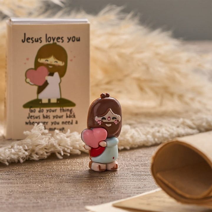 Christianartworkshop Coffret cadeau de 3 figurines miniatures de Jésus tenant un cœur Om, avec carte biblique « Jésus t’aime » et symbole de joie et de foi divines : un cadeau dévotionnel. - image 5