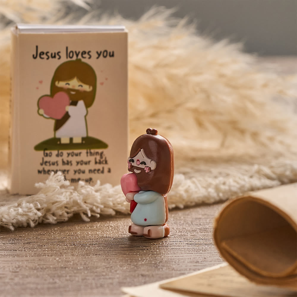 Christianartworkshop Coffret cadeau de 3 figurines miniatures de Jésus tenant un cœur Om, avec carte biblique « Jésus t’aime » et symbole de joie et de foi divines : un cadeau dévotionnel. - image 4