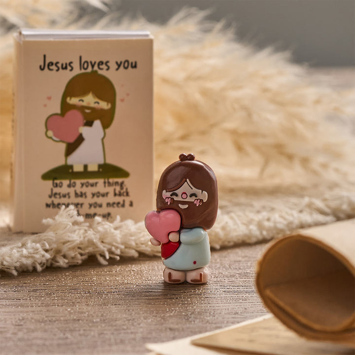 Christianartworkshop Coffret cadeau de 3 figurines miniatures de Jésus tenant un cœur Om, avec carte biblique « Jésus t’aime » et symbole de joie et de foi divines : un cadeau dévotionnel. - image 3