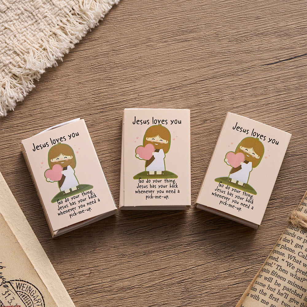 Christianartworkshop Coffret cadeau de 3 figurines miniatures de Jésus tenant un cœur Om, avec carte biblique « Jésus t’aime » et symbole de joie et de foi divines : un cadeau dévotionnel. - image 2