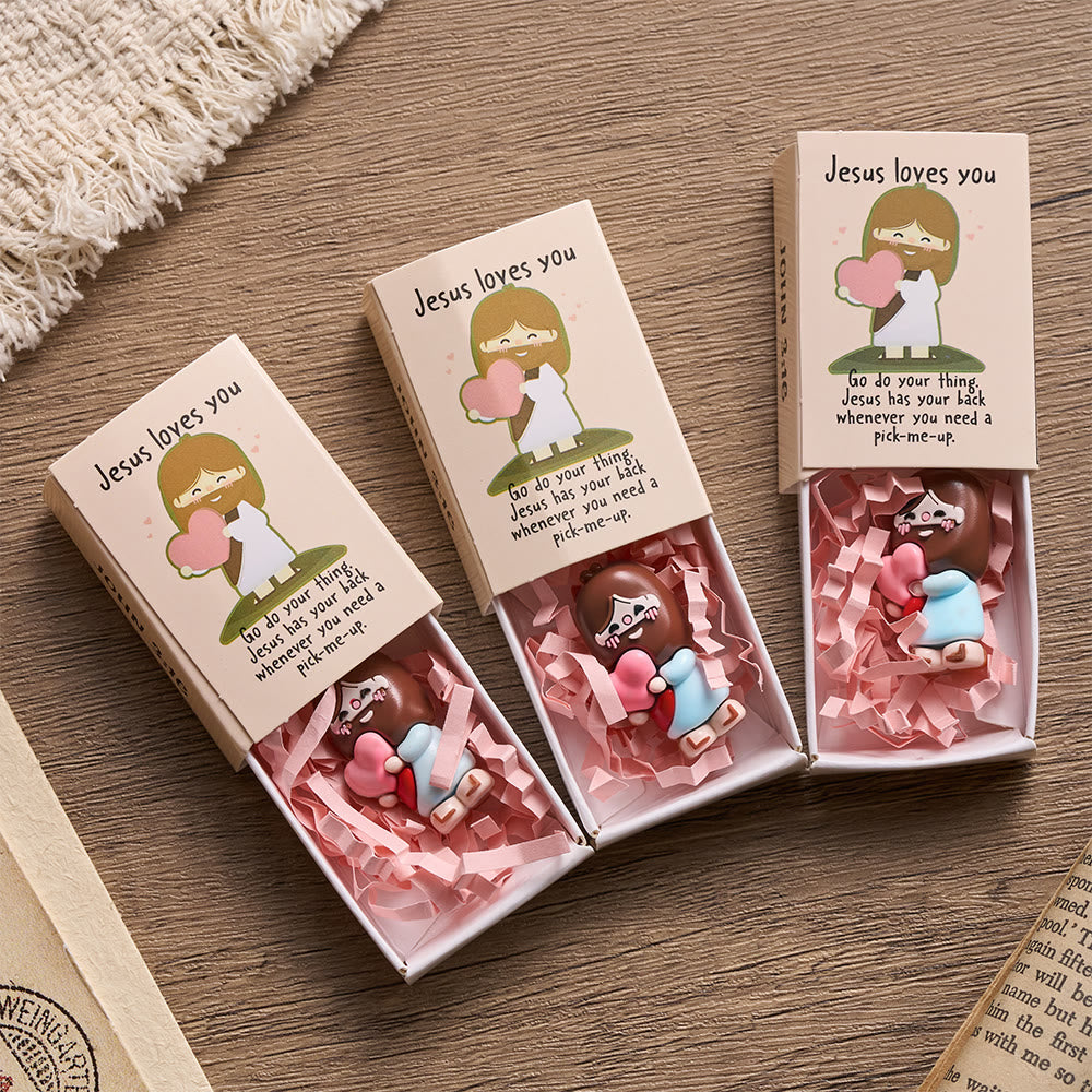 Christianartworkshop Coffret cadeau de 3 figurines miniatures de Jésus tenant un cœur Om, avec carte biblique « Jésus t’aime » et symbole de joie et de foi divines : un cadeau dévotionnel. - image 1