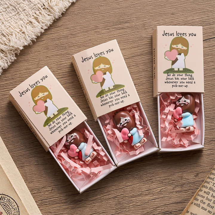 Christianartworkshop Coffret cadeau de 3 figurines miniatures de Jésus tenant un cœur Om, avec carte biblique « Jésus t’aime » et symbole de joie et de foi divines : un cadeau dévotionnel. - image 1