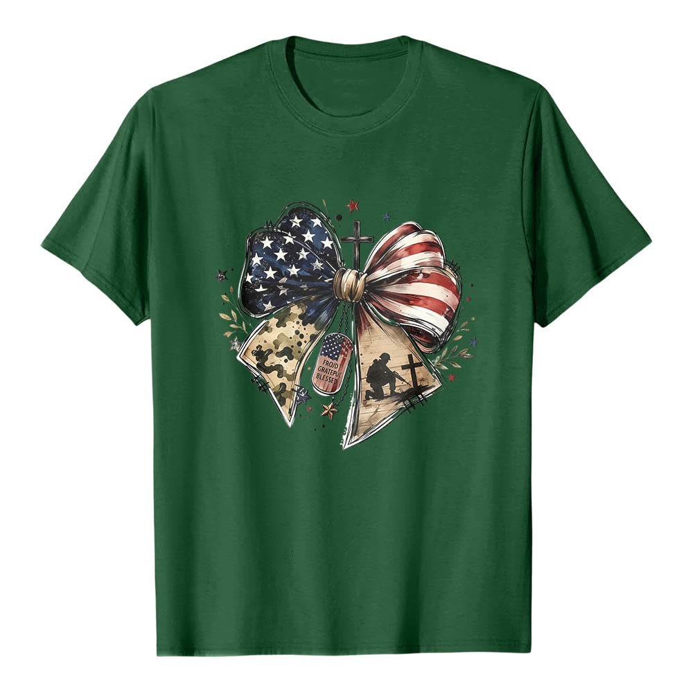 Christianartworkshop T-shirt classique à imprimé patriotique multi-panneaux avec nœud, croix, plaque militaire et étoile sur le devant - Vert foncé - 2XL - image 4