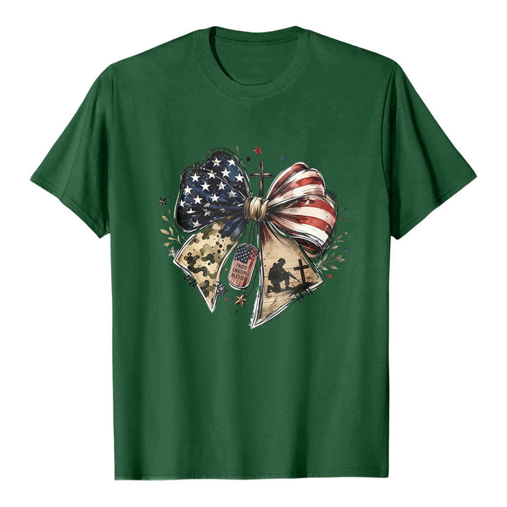Christianartworkshop T-shirt classique à imprimé patriotique multi-panneaux avec nœud, croix, plaque militaire et étoile sur le devant - Vert foncé - 2XL - image 4