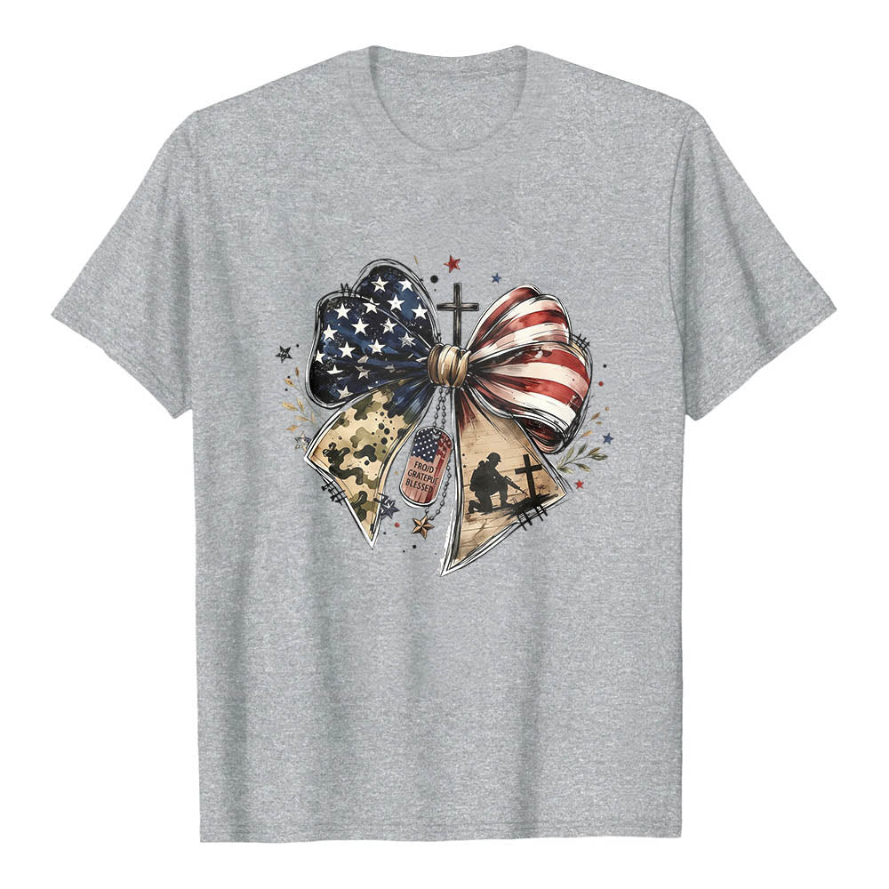 Christianartworkshop T-shirt classique à imprimé patriotique multi-panneaux avec nœud, croix, plaque militaire et étoile sur le devant - Gris - 2XL - image 0