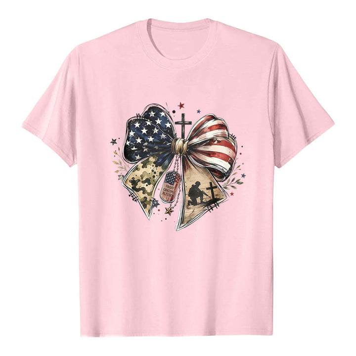 Christianartworkshop T-shirt classique à imprimé patriotique multi-panneaux avec nœud, croix, plaque militaire et étoile sur le devant - Rose - 2XL - image 16