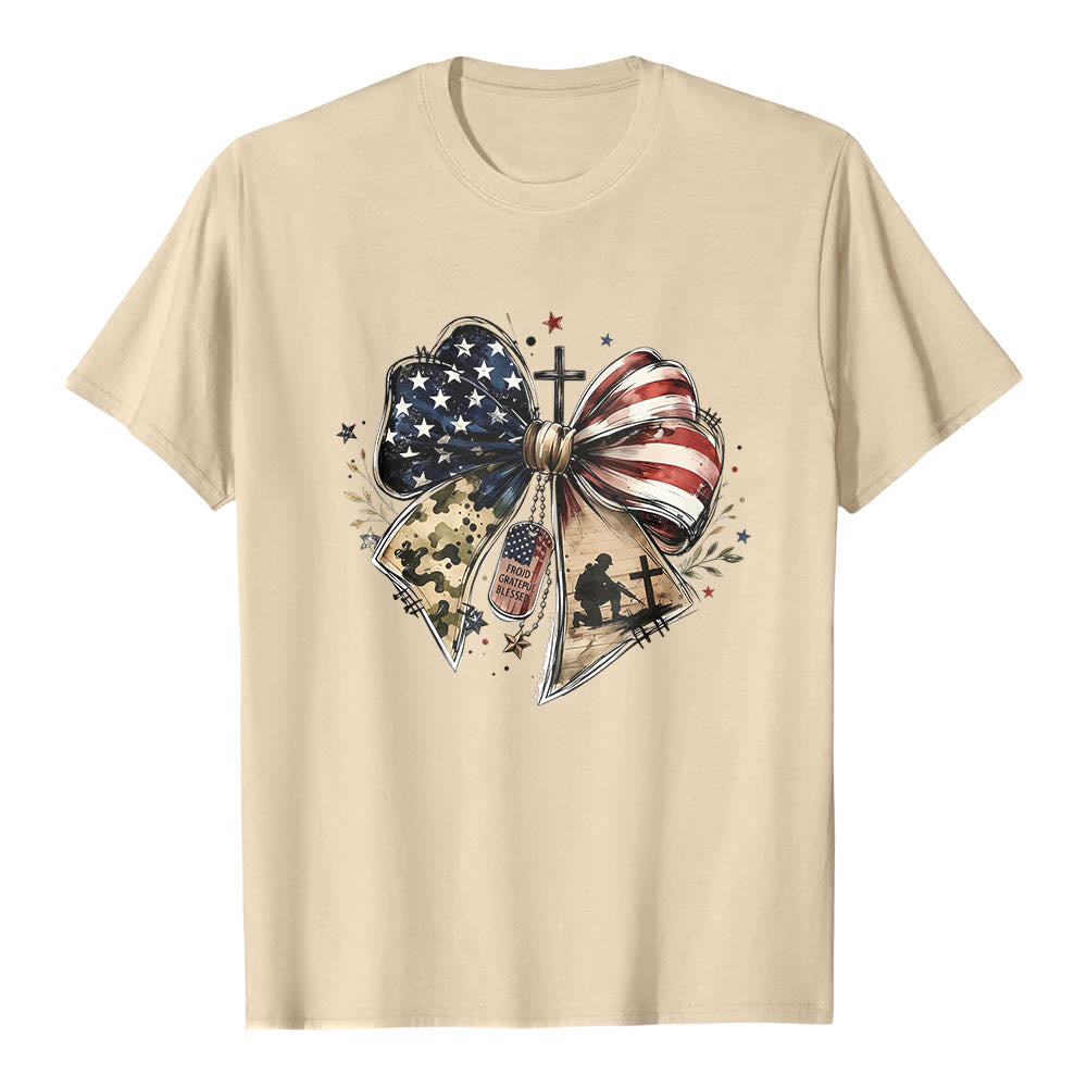 Christianartworkshop T-shirt classique à imprimé patriotique multi-panneaux avec nœud, croix, plaque militaire et étoile sur le devant - Beige - 2XL - image 12
