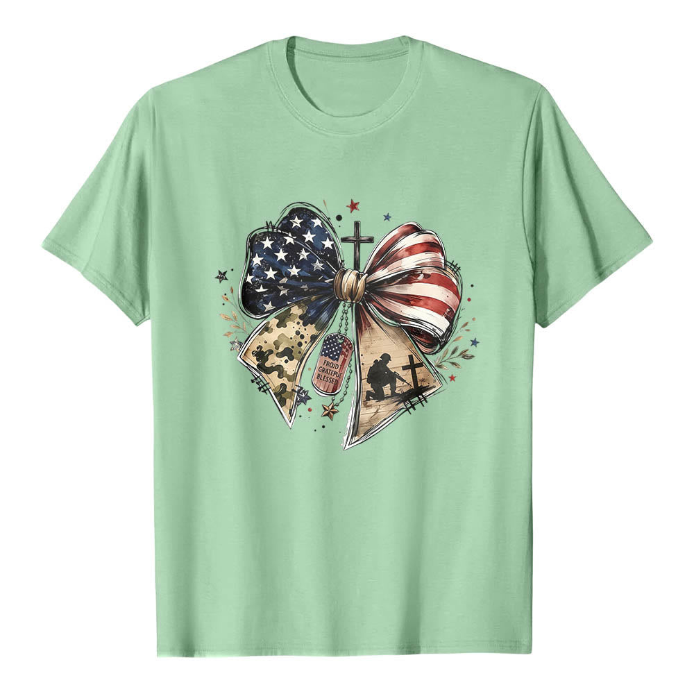 Christianartworkshop T-shirt classique à imprimé patriotique multi-panneaux avec nœud, croix, plaque militaire et étoile sur le devant - Vert clair - 2XL - image 14