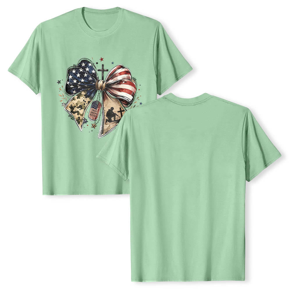 Christianartworkshop T-shirt classique à imprimé patriotique multi-panneaux avec nœud, croix, plaque militaire et étoile sur le devant - image 15