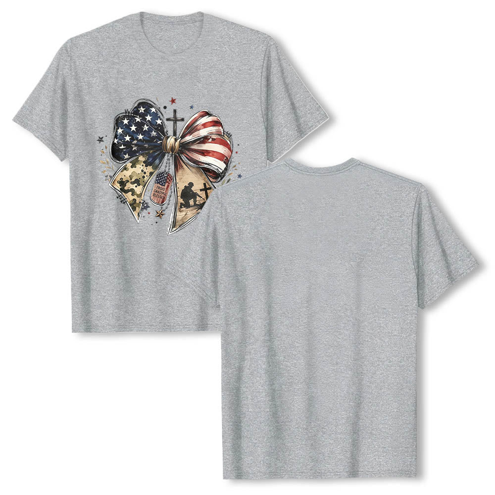 Christianartworkshop T-shirt classique à imprimé patriotique multi-panneaux avec nœud, croix, plaque militaire et étoile sur le devant - image 1