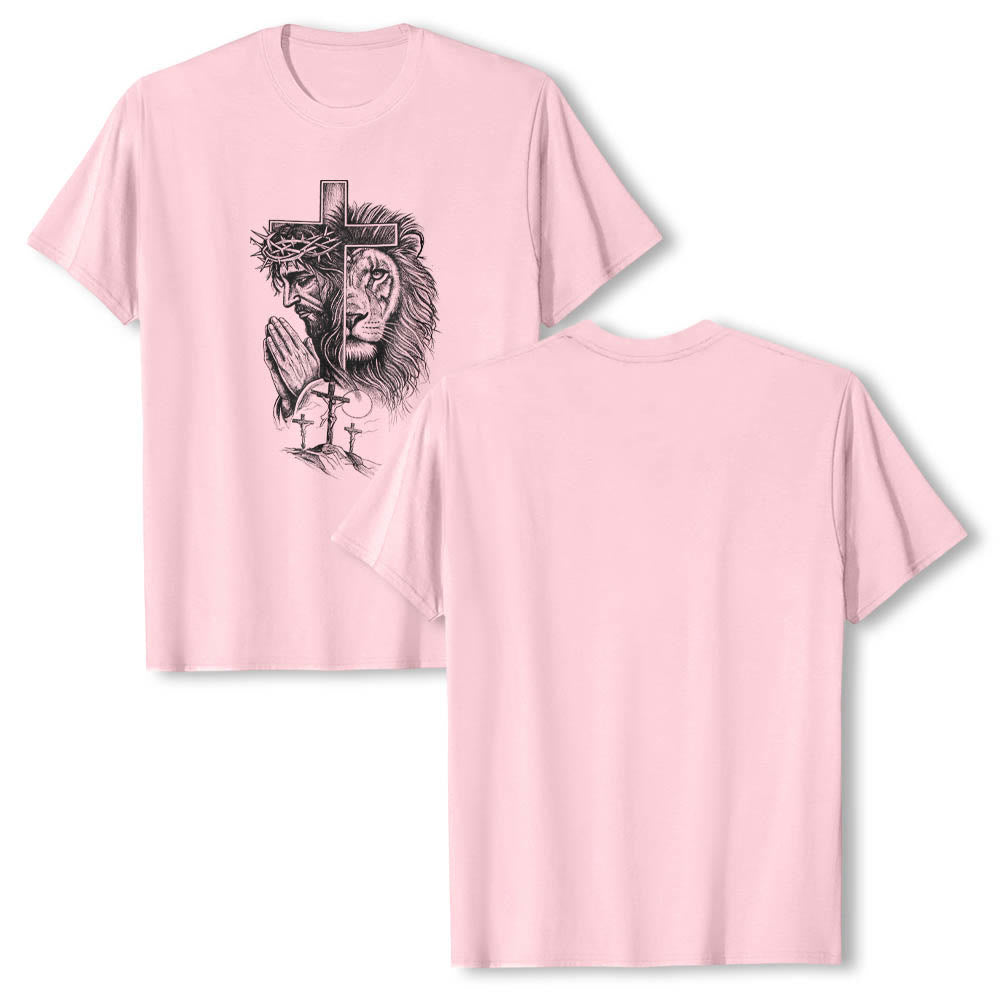 Christianartworkshop T-shirt classique imprimé sur le devant, représentant Jésus en prière avec un lion et une croix du Golgotha ​​(portrait divisé). - image 17