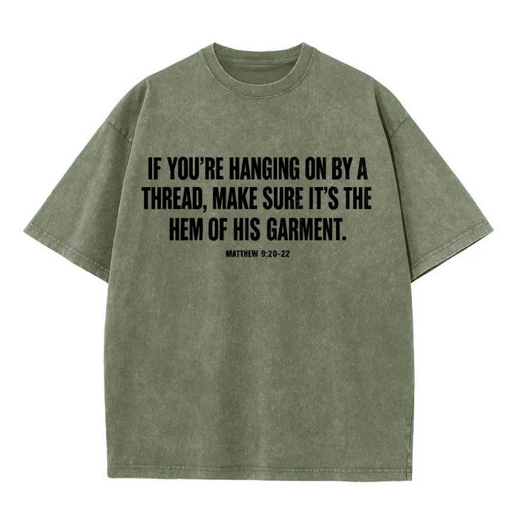 Christianartworkshop T-shirt délavé avec citation de Matthieu 9:20-22 : Femme saignante touchant le Christ, robe, dessin au trait, imprimé au dos. - image 25