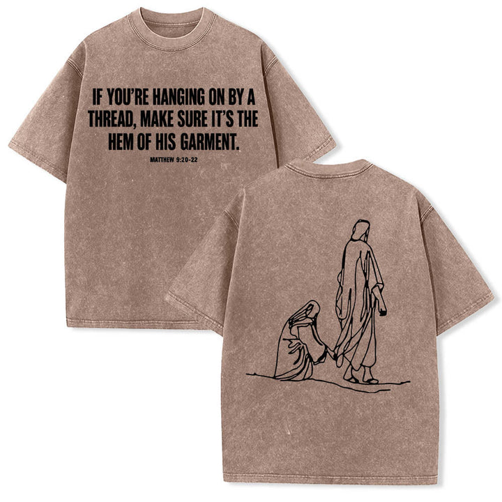 Christianartworkshop T-shirt délavé avec citation de Matthieu 9:20-22 : Femme saignante touchant le Christ, robe, dessin au trait, imprimé au dos. - Brun - 5XL - image 0