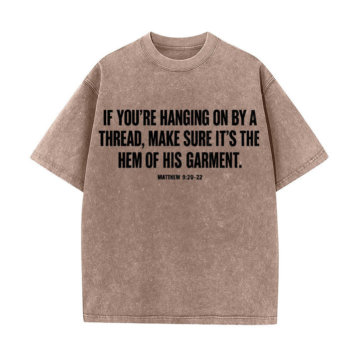 Christianartworkshop T-shirt délavé avec citation de Matthieu 9:20-22 : Femme saignante touchant le Christ, robe, dessin au trait, imprimé au dos. - image 1