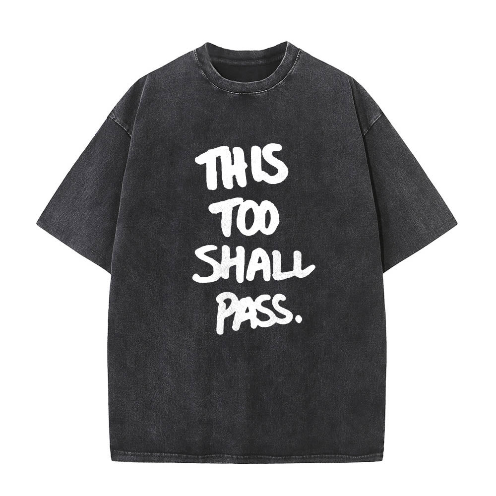 Christianartworkshop T-shirt délavé avec inscription manuscrite verticale « This Too Shall Pass » imprimée sur le devant - Noir - 5XL - image 0