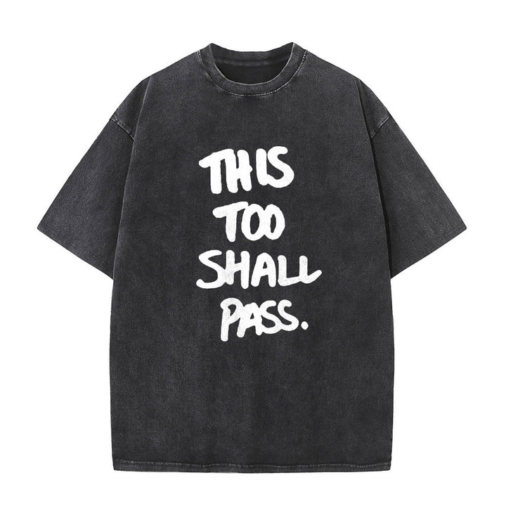 Christianartworkshop T-shirt délavé avec inscription manuscrite verticale « This Too Shall Pass » imprimée sur le devant - Noir - 5XL - image 0