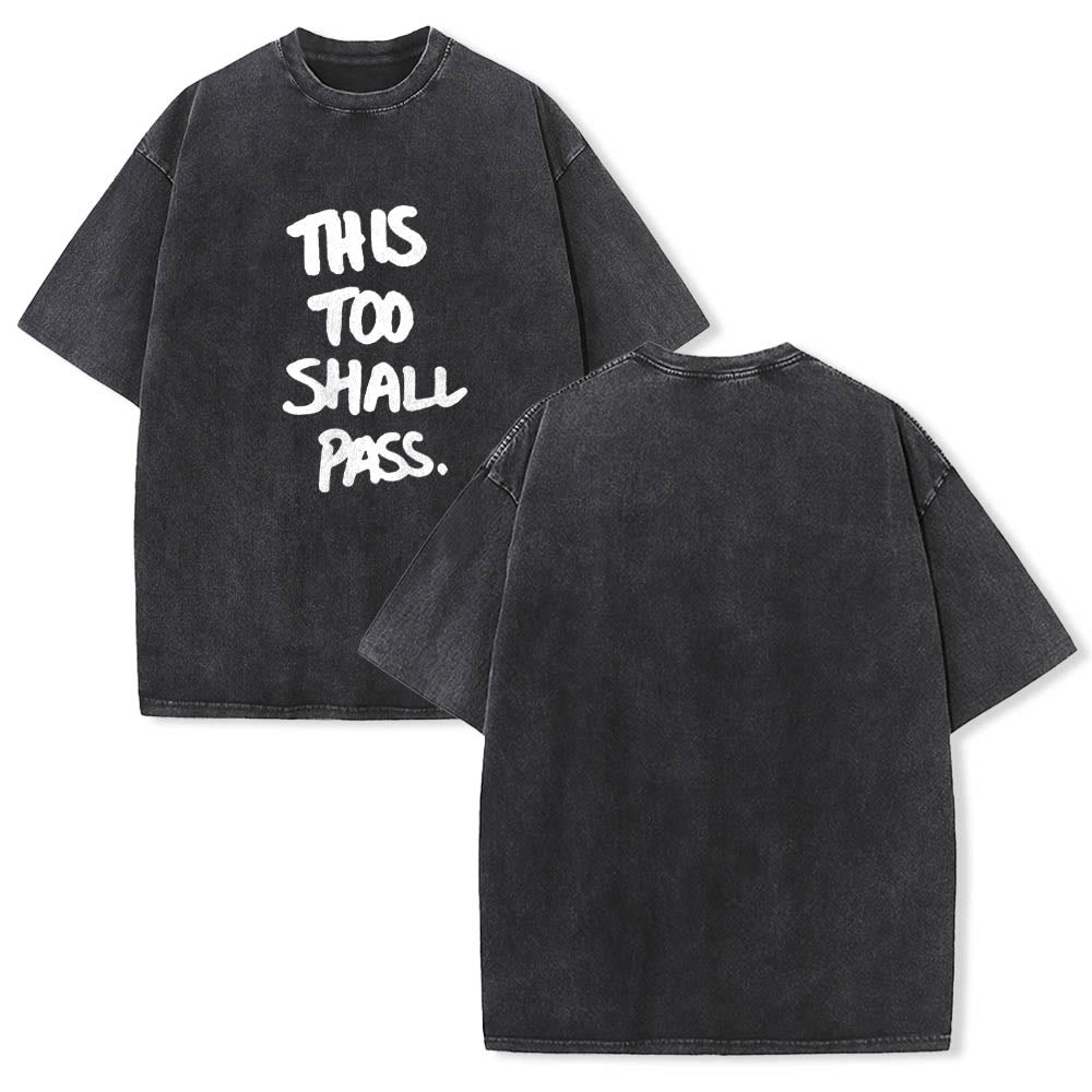 Christianartworkshop T-shirt délavé avec inscription manuscrite verticale « This Too Shall Pass » imprimée sur le devant - image 1