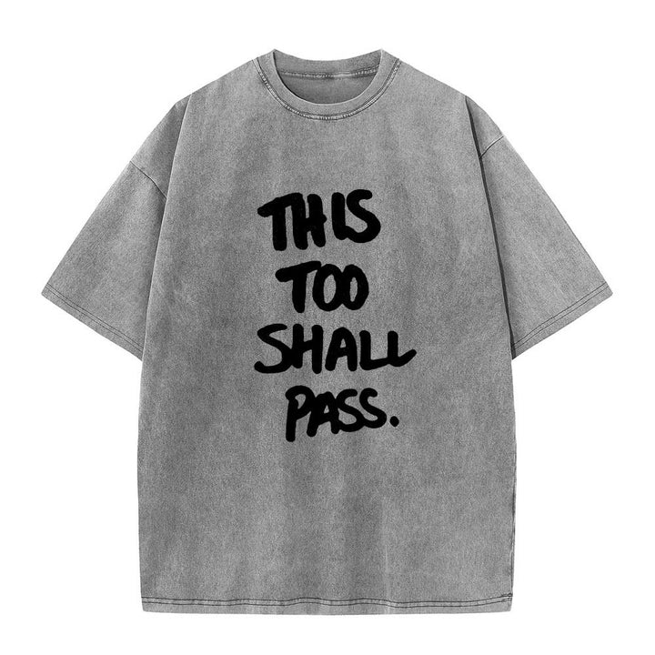 Christianartworkshop T-shirt délavé avec inscription manuscrite verticale « This Too Shall Pass » imprimée sur le devant - Gris - 5XL - image 6