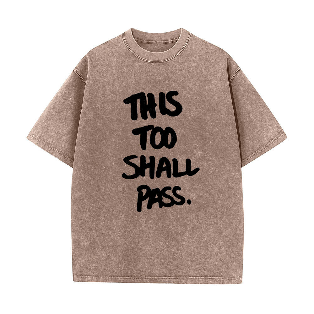 Christianartworkshop T-shirt délavé avec inscription manuscrite verticale « This Too Shall Pass » imprimée sur le devant - Brun - 5XL - image 4