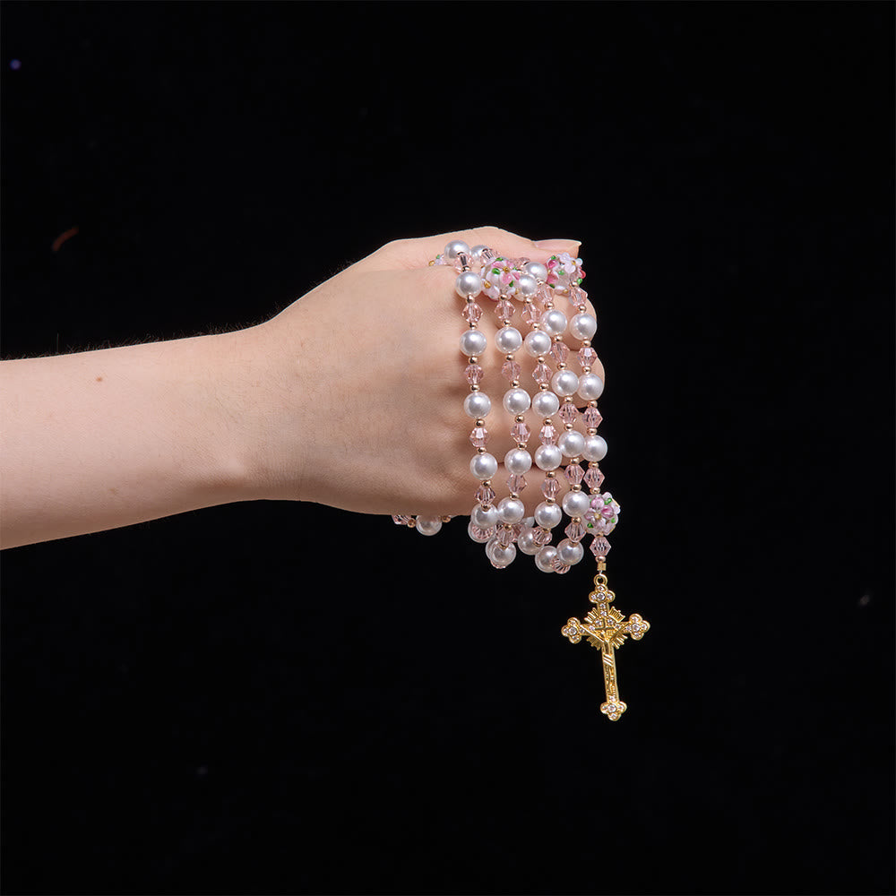 Christianartworkshop Chapelet en cristal et perles crème à motif floral, orné d'un crucifix doré serti de pierres précieuses : emblème d'une douce tendresse céleste - image 1