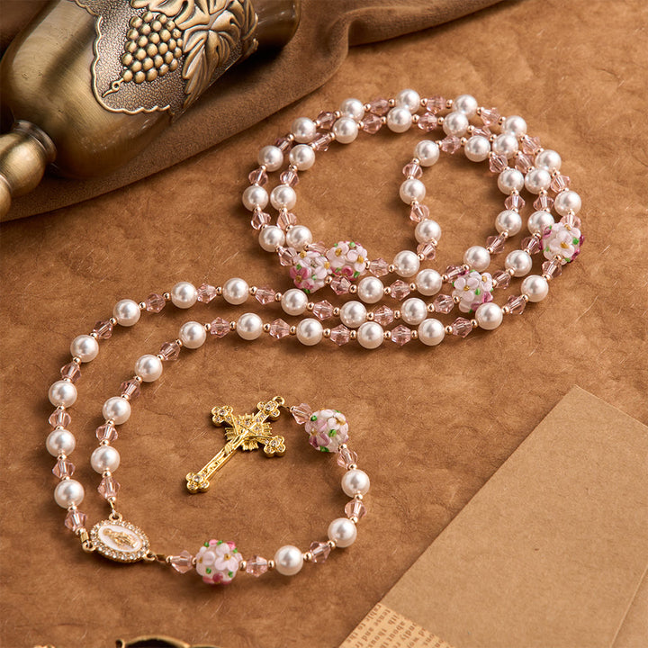Christianartworkshop Chapelet en cristal et perles crème à motif floral, orné d'un crucifix doré serti de pierres précieuses : emblème d'une douce tendresse céleste - Chapelet floral rose - image 0