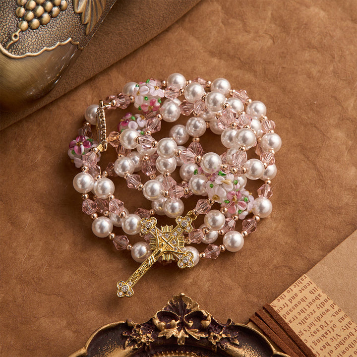 Christianartworkshop Chapelet en cristal et perles crème à motif floral, orné d'un crucifix doré serti de pierres précieuses : emblème d'une douce tendresse céleste - image 3