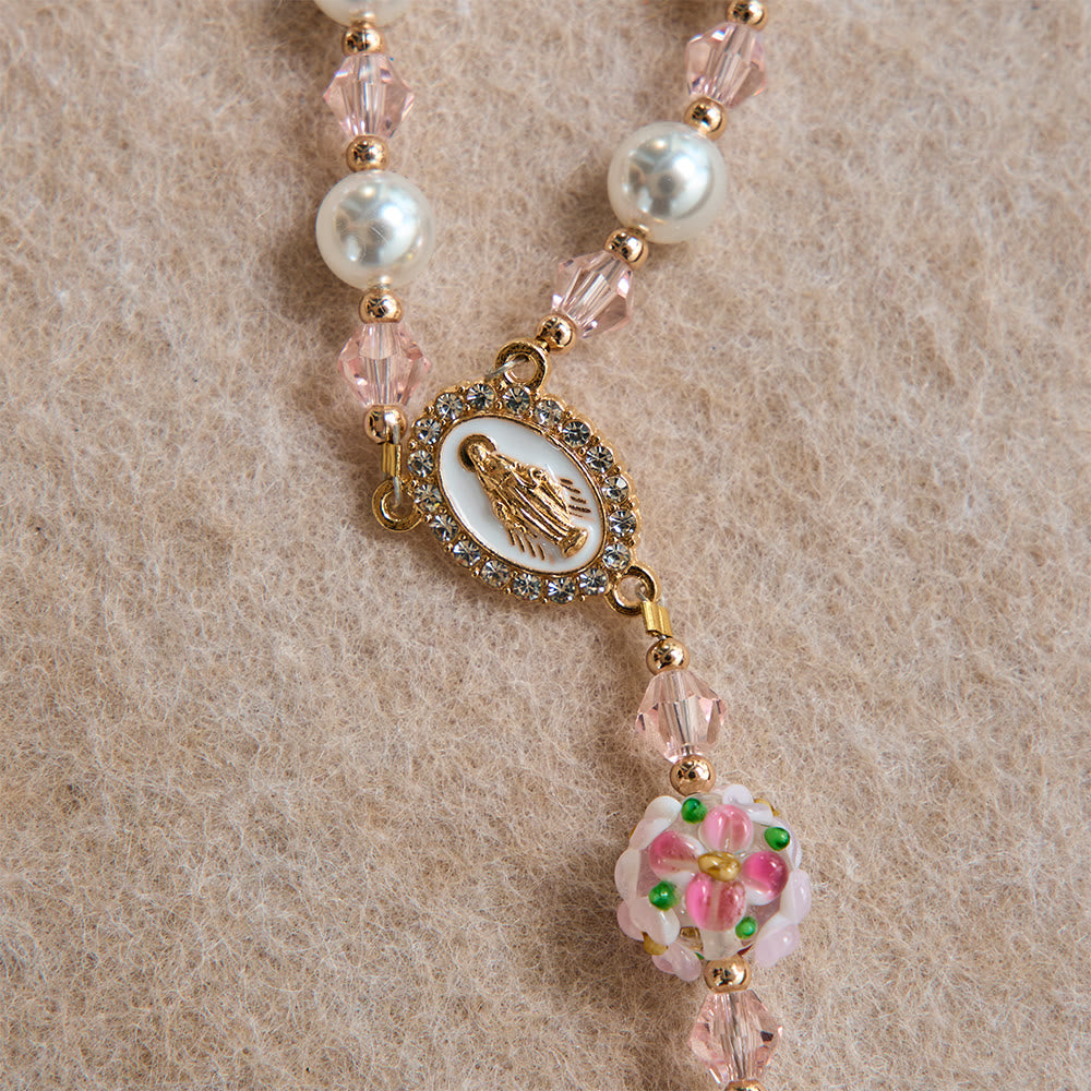 Christianartworkshop Chapelet en cristal et perles crème à motif floral, orné d'un crucifix doré serti de pierres précieuses : emblème d'une douce tendresse céleste - image 6